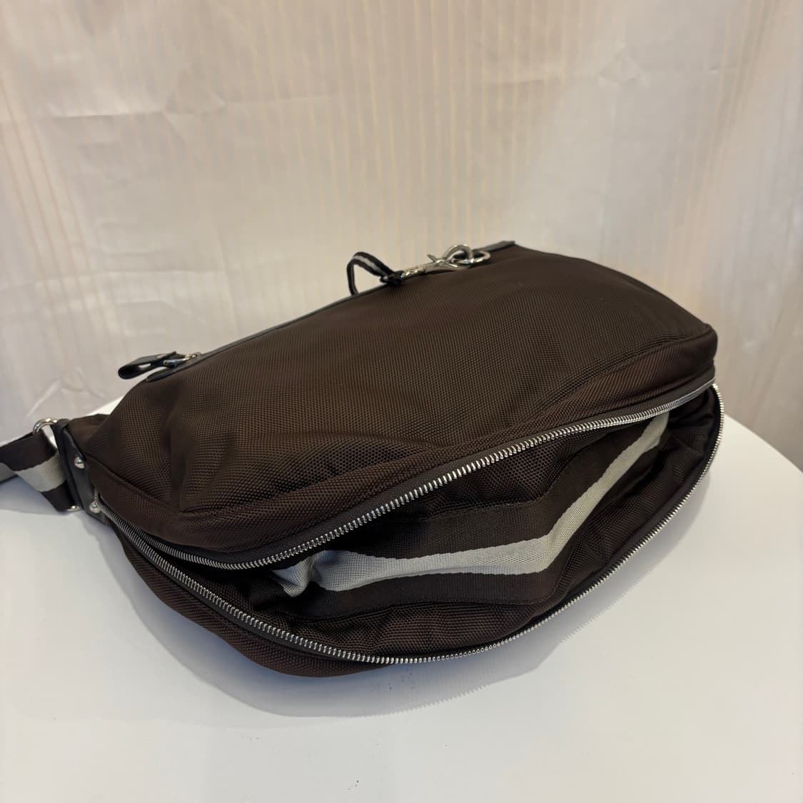 정품 발리 브라운 삼선 크로스백     상품이미지8