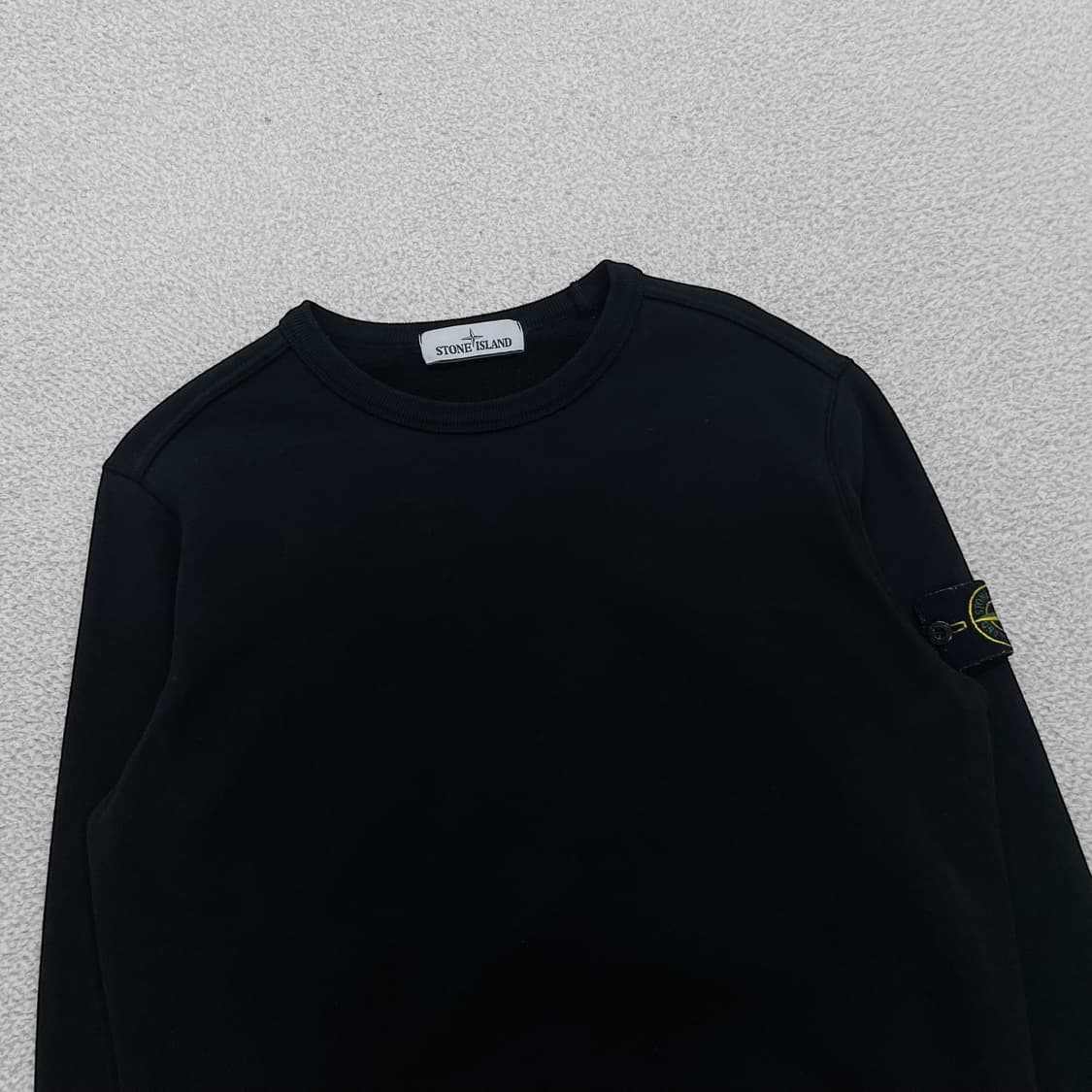 스톤아일랜드 와펜 패치 크루넥 맨투맨 블랙 상품이미지2