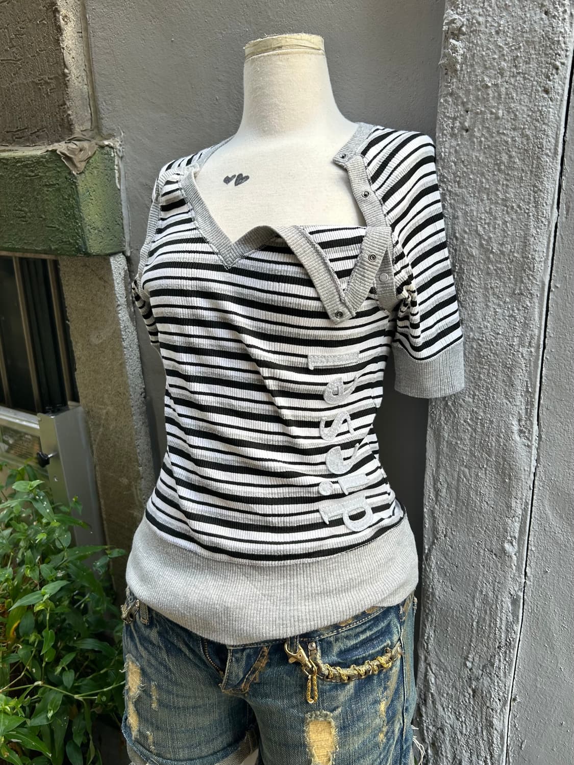 *rare* 00s 디젤 버튼 스트라이프 그레이 딱붙 티셔츠  상품이미지1