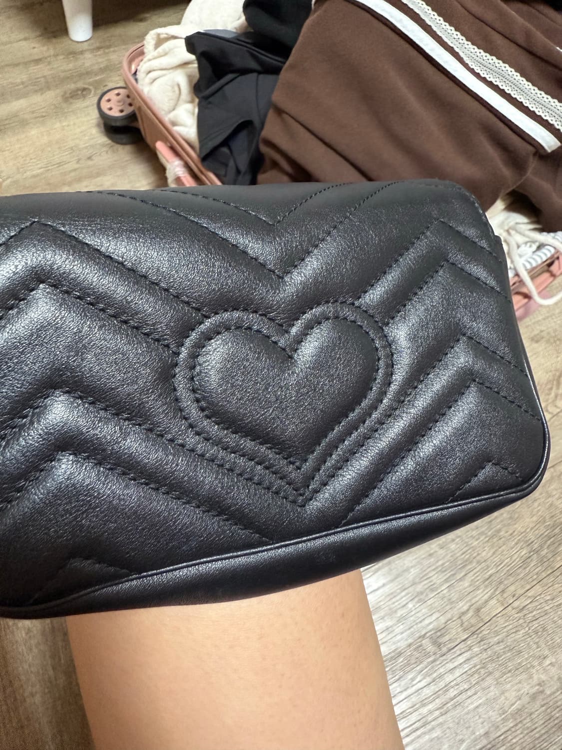 구찌 GG 마몽 마틀라세 레더 슈퍼 미니백 블랙 상품이미지5