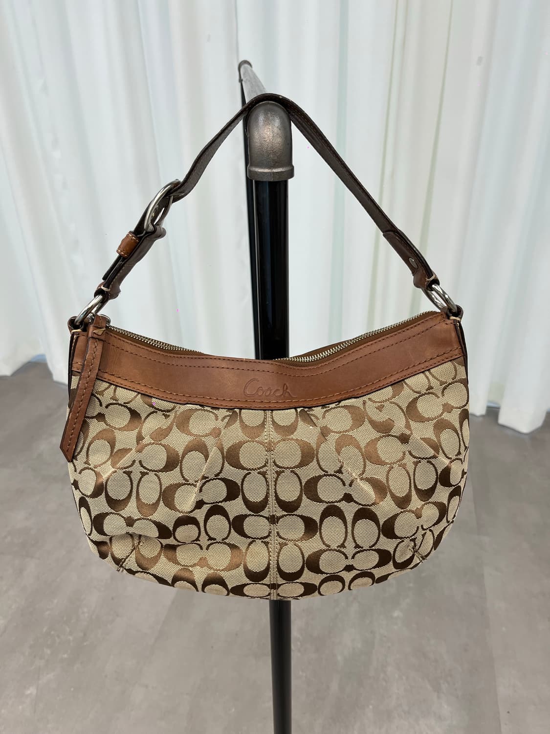 Coach Beige Half Moon Bag 상품이미지1