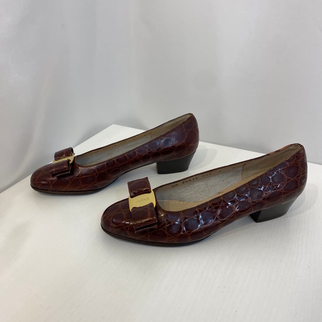 [215] 페라가모 바라 보우 레더 미들 펌프스 4C 상품이미지4