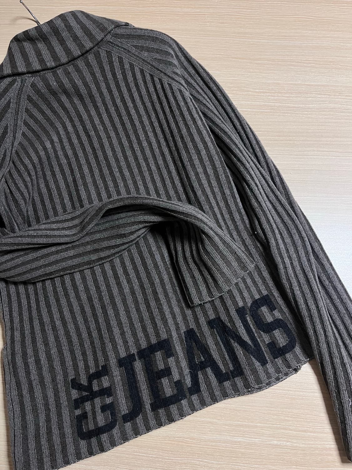 백로고지퍼 니트 가디건 상품이미지1