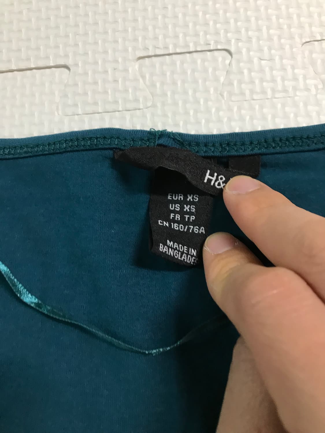 H&M 브이넥 셔링 캡소매 반팔티 상품이미지3