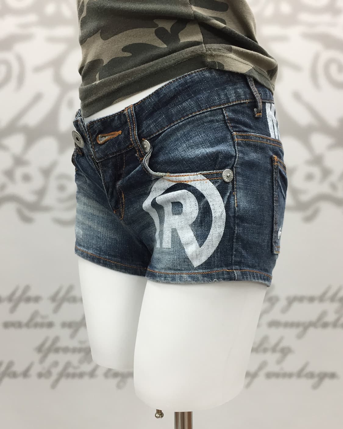 Denim lettering point low-rise shorts 상품이미지1