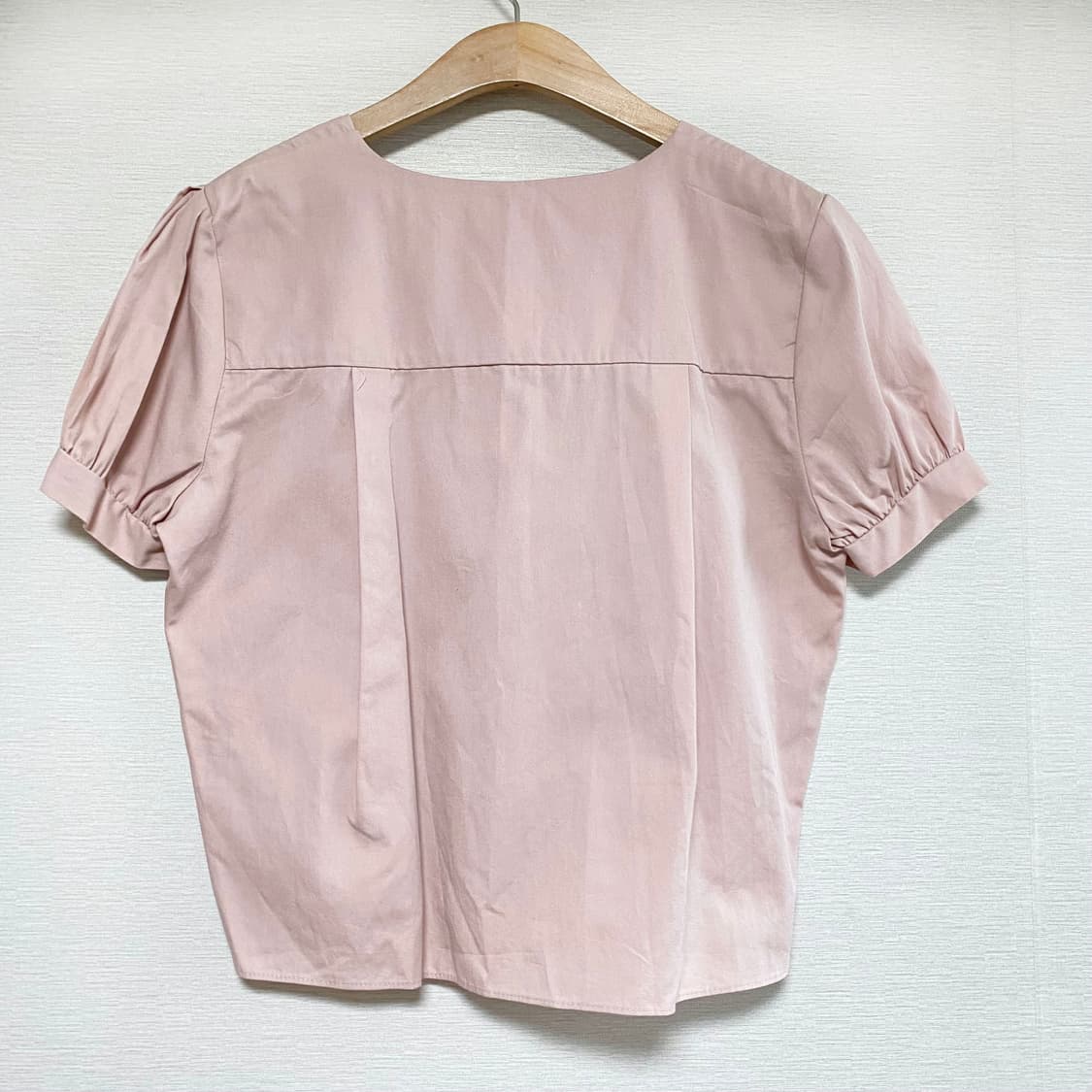 시그니처 스퀘어넥 버튼 반팔 블라우스 상품이미지4