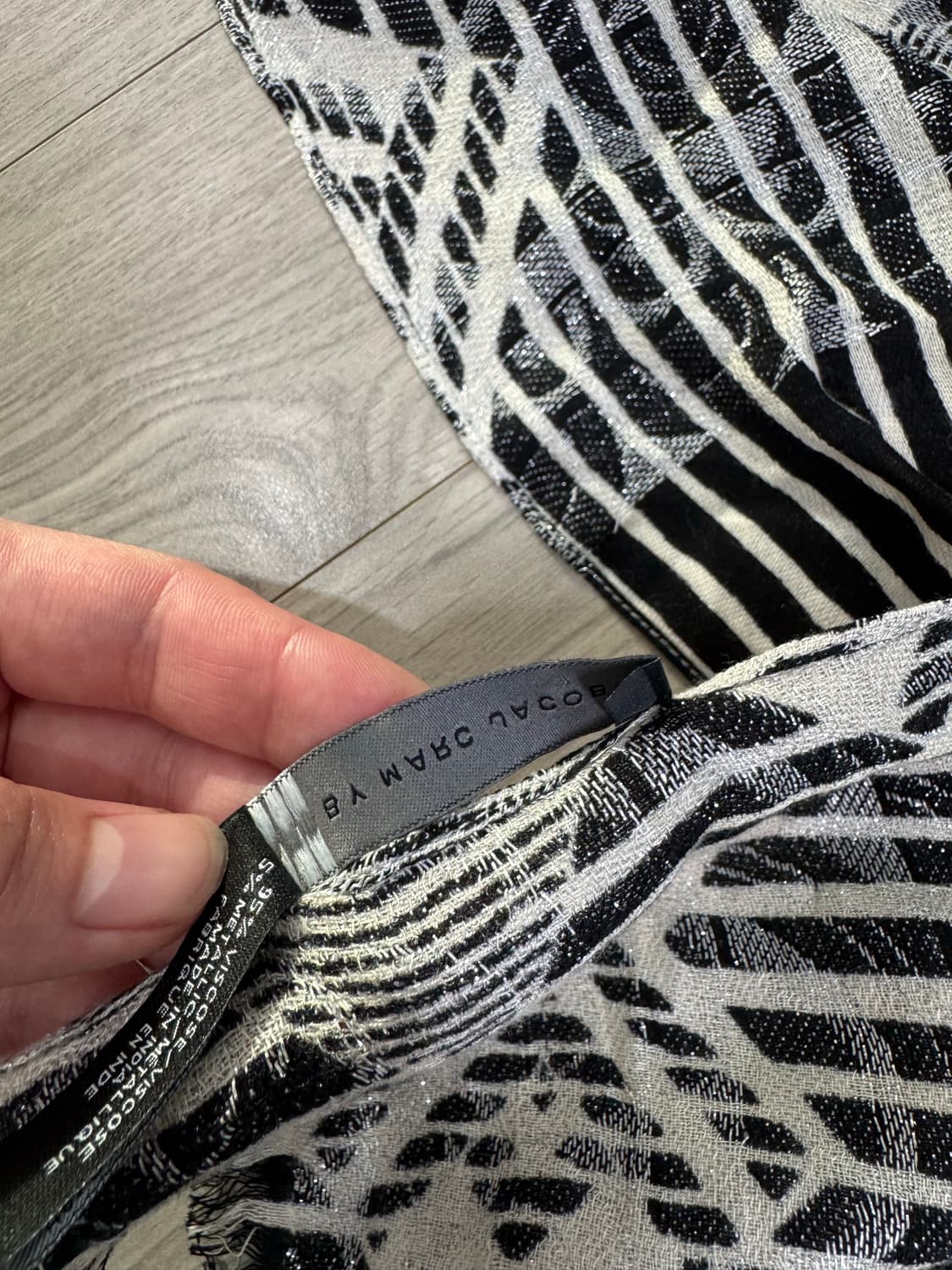 마크제이콥스 스트라이프 패턴 스카프 상품이미지5