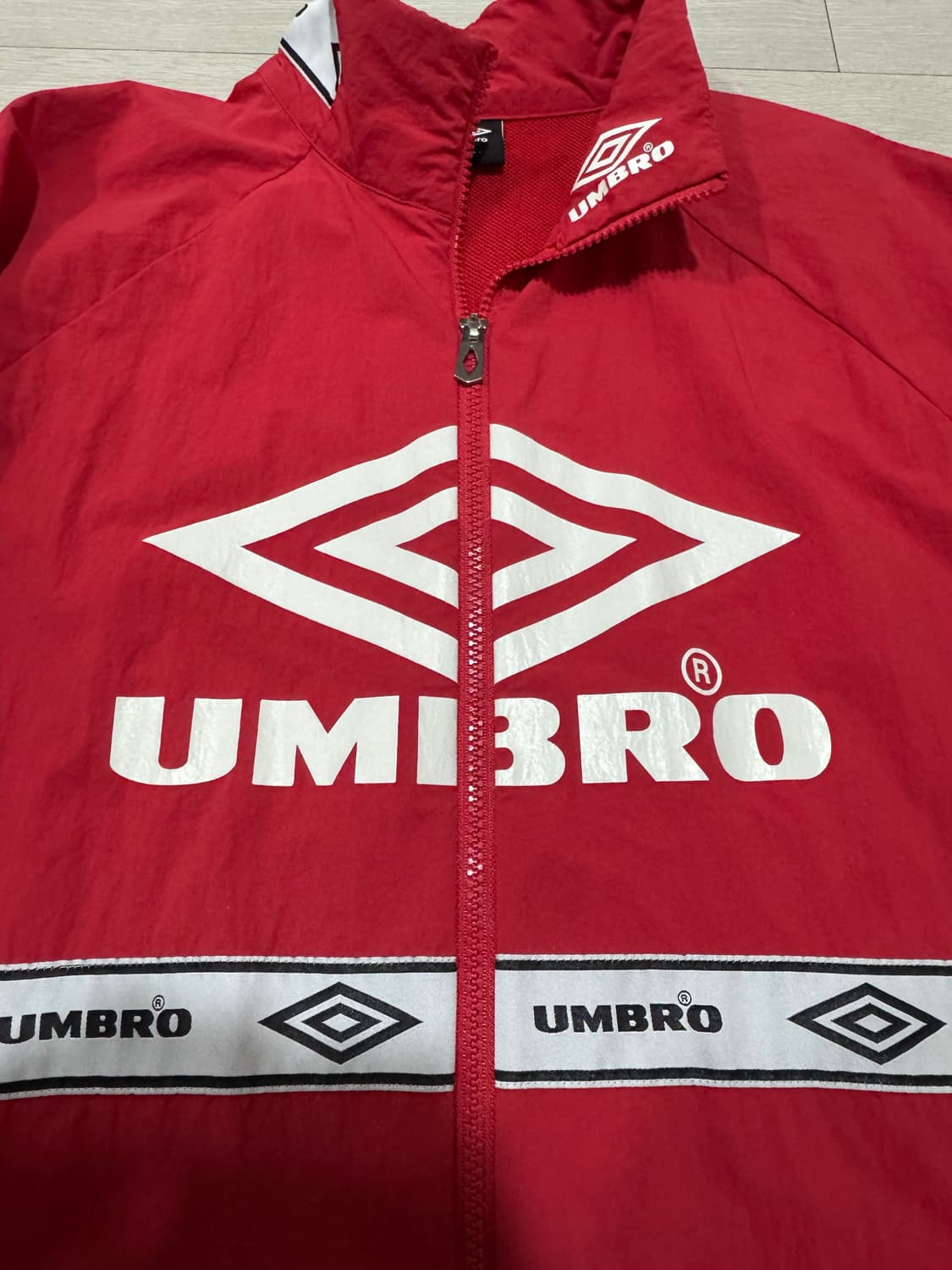 엄브로 빅로고 우븐 바람막이 상품이미지2