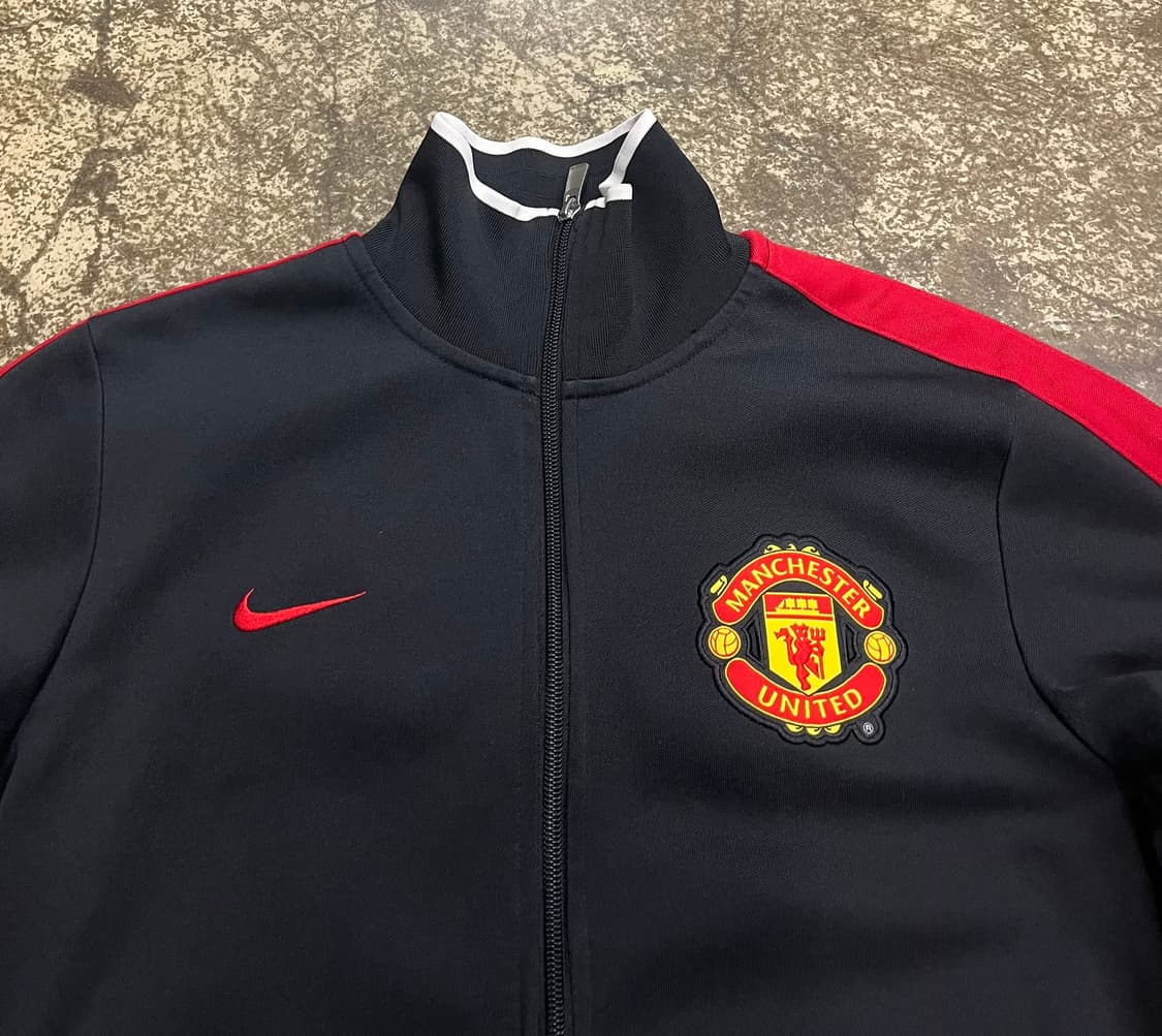 10s 나이키 맨체스터유나이티드 블랙 레드 트랙 자켓 상품이미지3