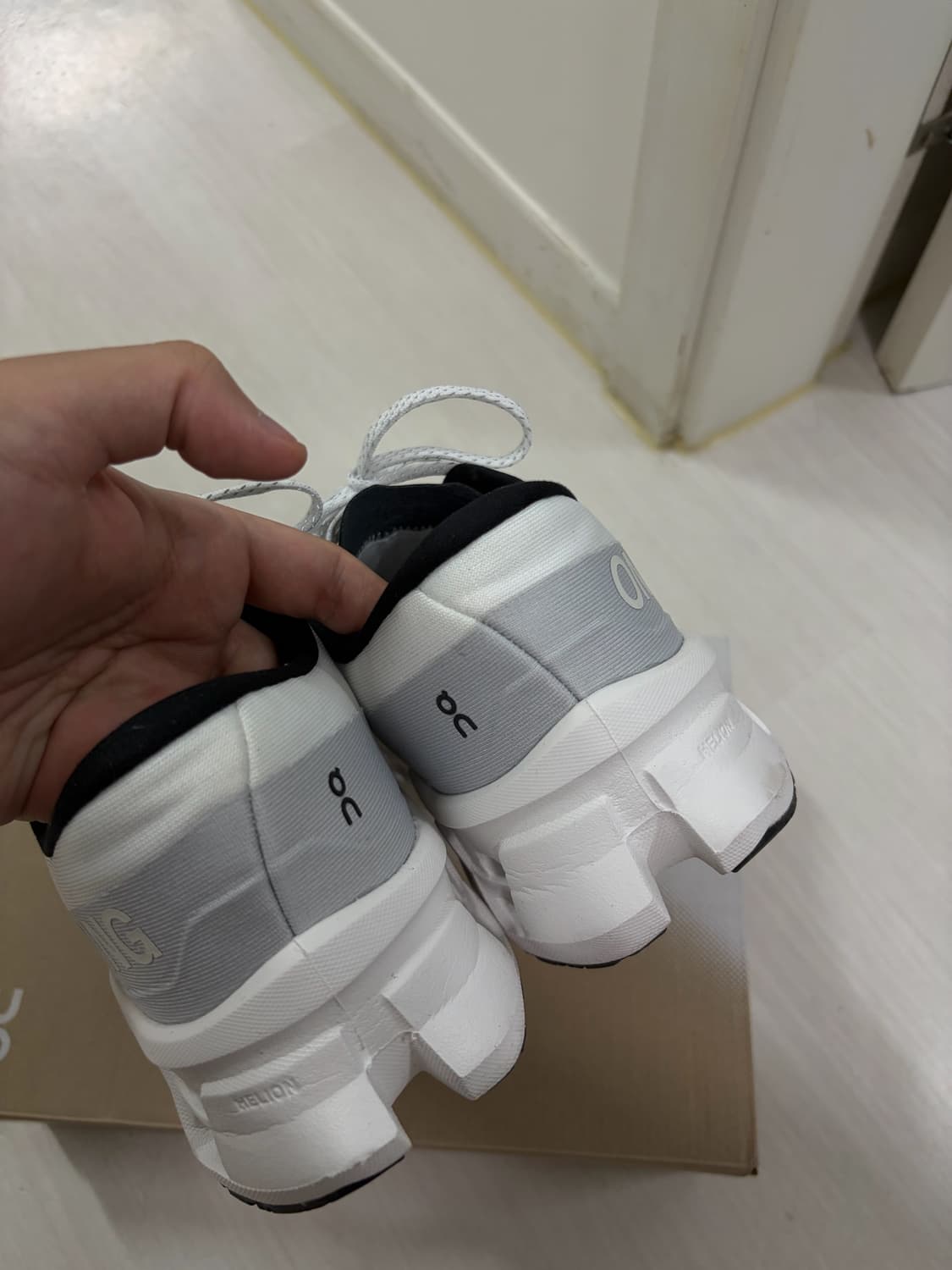 [285]온러닝 클라우드몬스터3 화이트 판매합니다. 상품이미지5