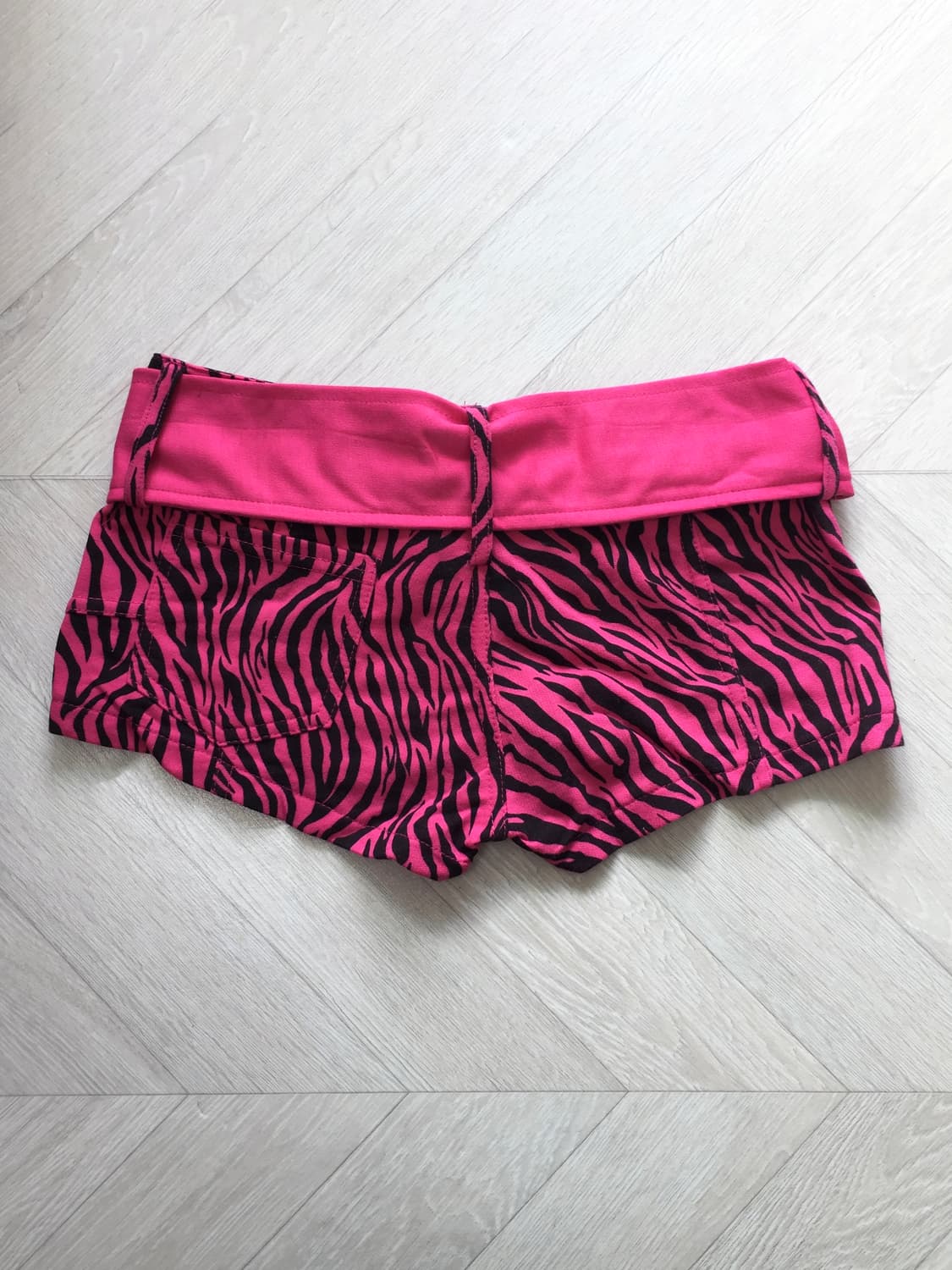 Pink Zebra Bold Belt Mini Shorts 상품이미지4