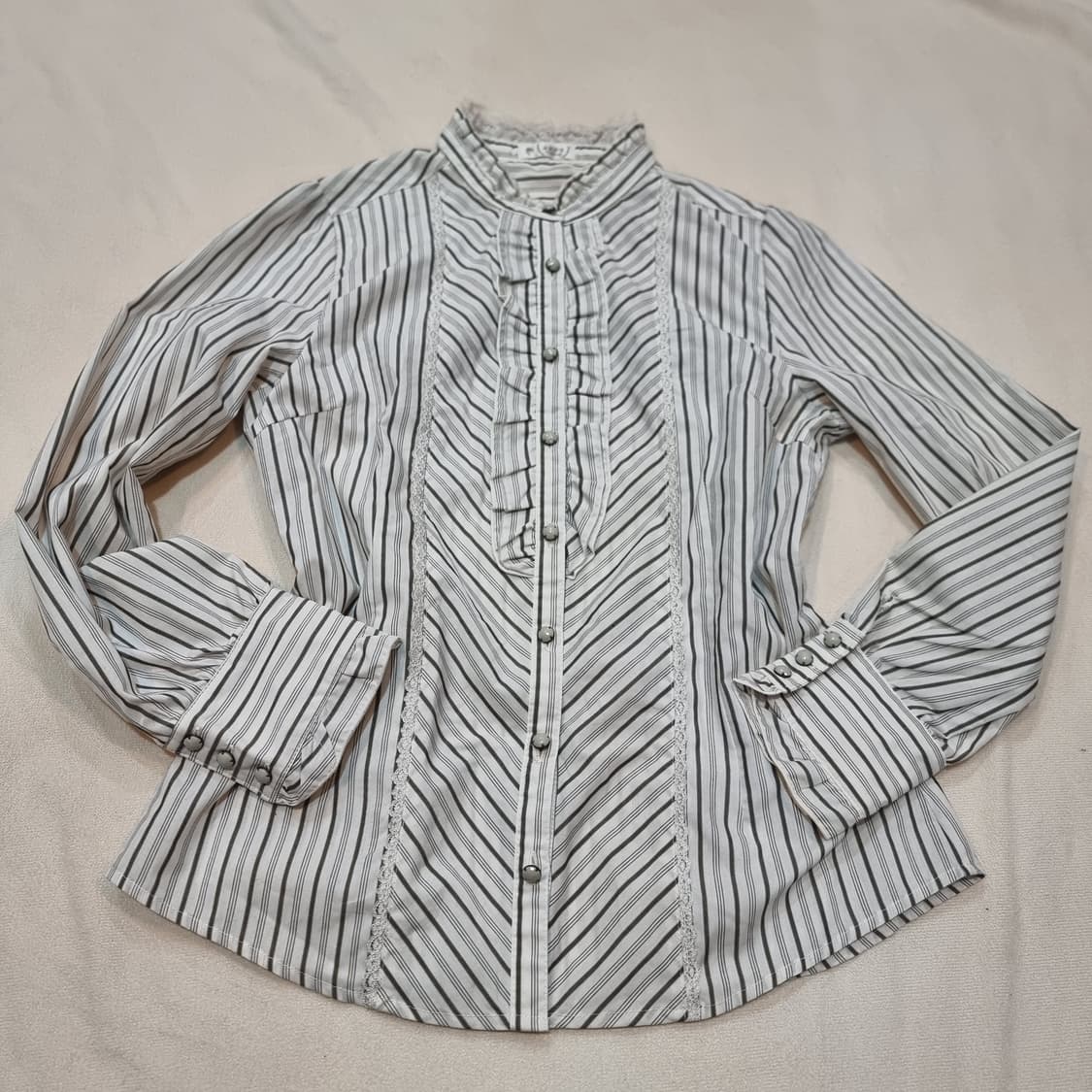 악세즈 팜므(axes femme) 스트라이프 프릴 블라우스 상품이미지1