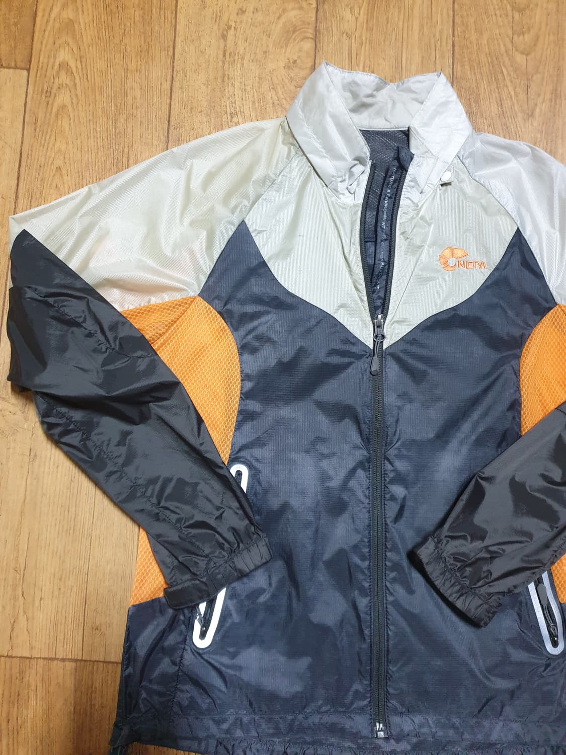 1100 네파 아웃도어 바람막이 90 사이즈입니다 상품이미지4