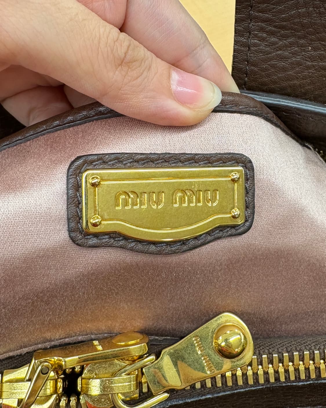 미우미우 브라운 비텔로 카리부 탑 핸들 백 상품이미지8