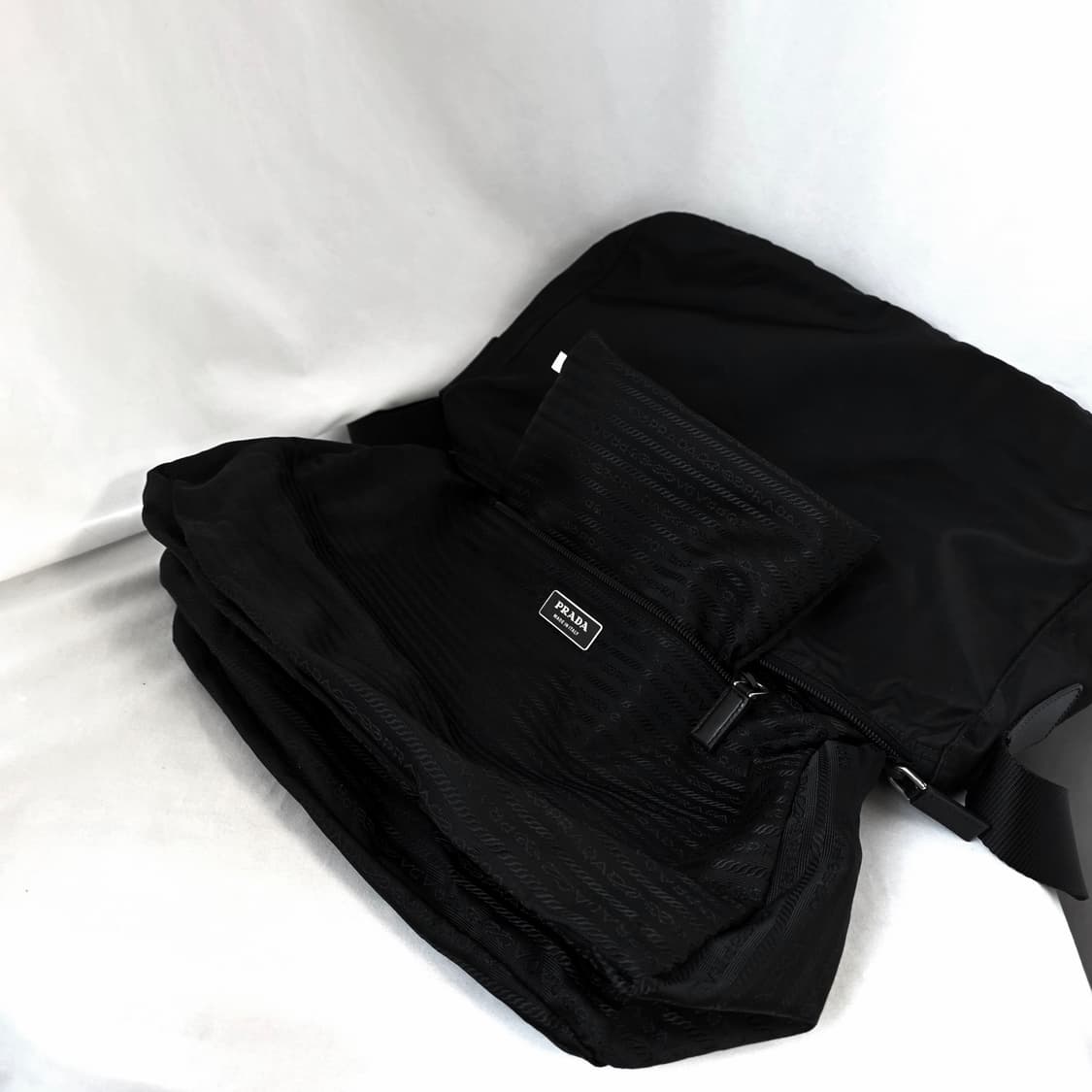 [정품 PRADA] 프라다 투포켓 지퍼 나일론 남성 크로스백 라지 상품이미지9