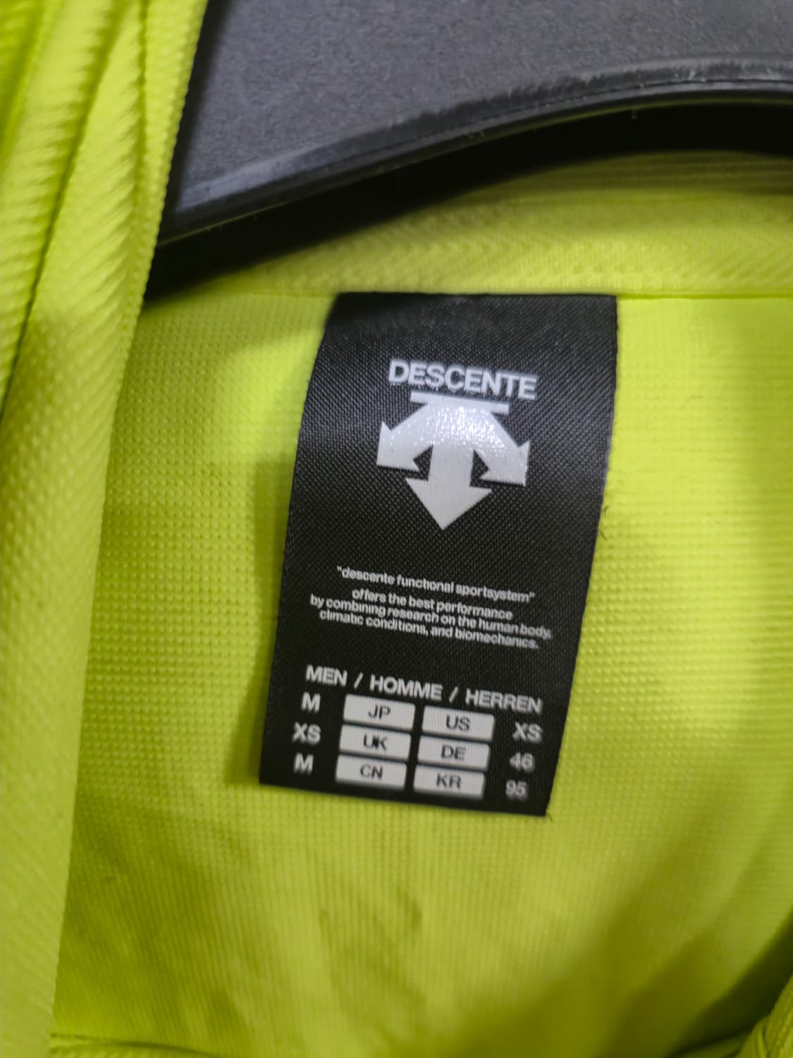 데상트 형광 바람막이 후드 자켓 상품이미지8