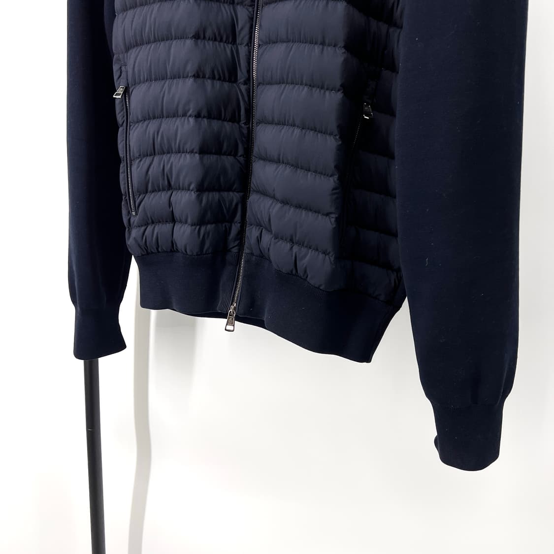 [M사이즈] 몽클레어 와펜 트리콧 니트패딩 네이비 상품이미지5