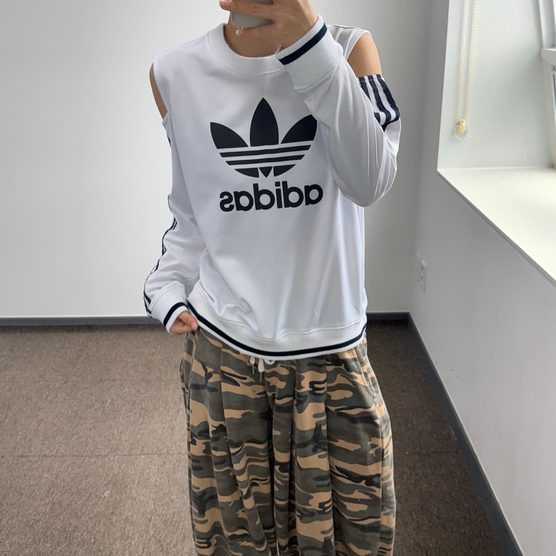 Adidas 아디다스 빅파이어로고 숄더 트임 화이트 롱슬리브  상품이미지1