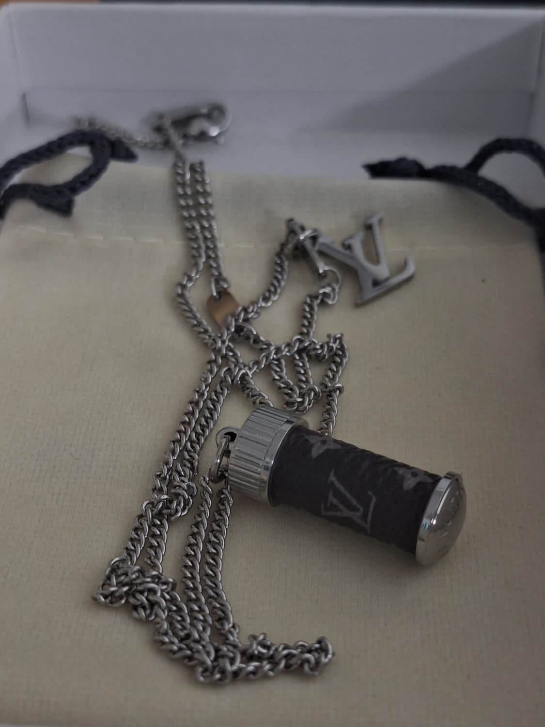 루이비통 LV 원통 목걸이 상품이미지4