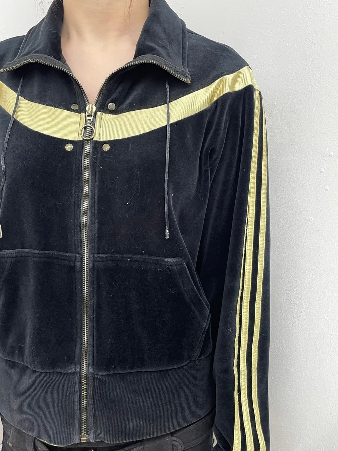 아디다스 벨벳 골드 로고 집업 상품이미지3