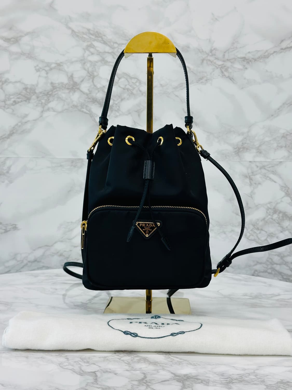 프라다 리나일론 버킷백 금장로고 상품이미지1