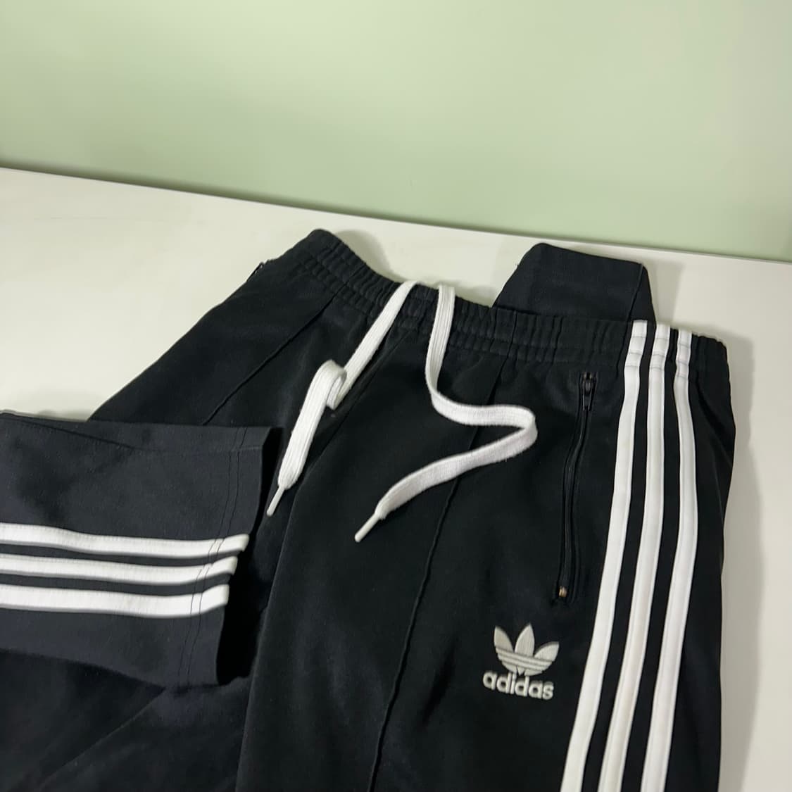 우먼L 아디다스오리지날 검흰 3스트라이프 져지재질 유로파 트랙팬츠 상품이미지2