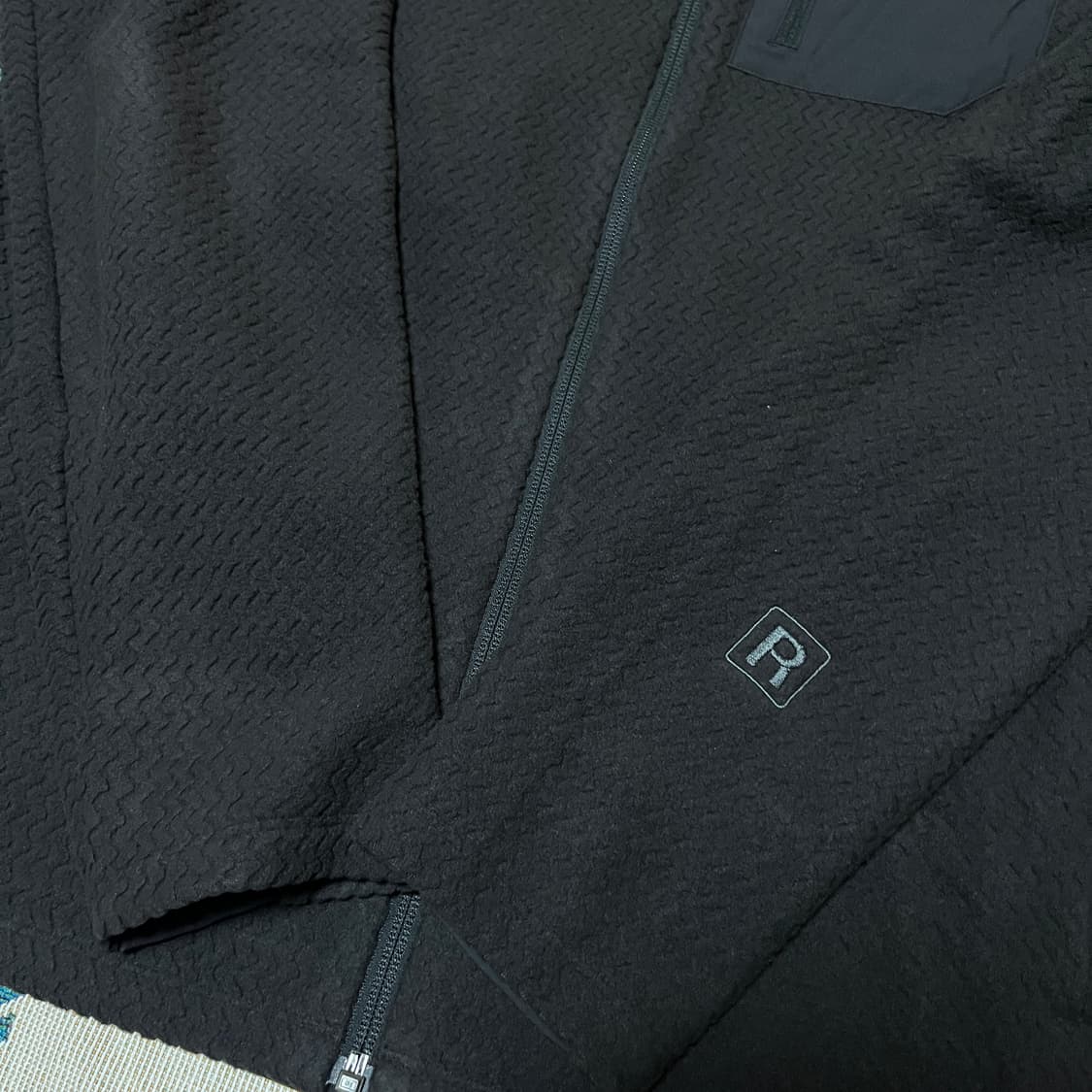 파타고니아 R1 에어 풀 집 후디 L 블랙 상품이미지2