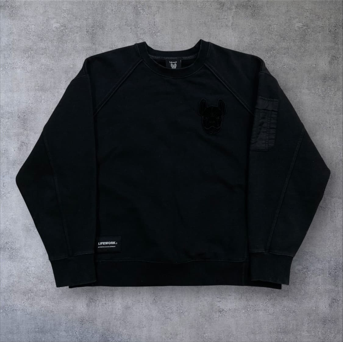 라이프워크 라독 스몰 로고 블랙 맨투맨 상품이미지1