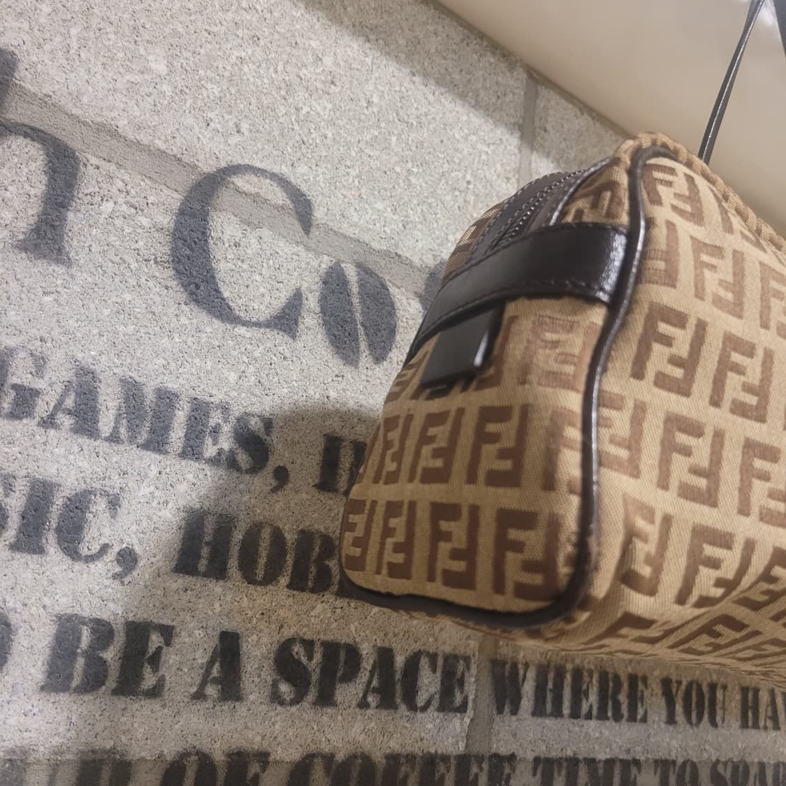 펜디 주카 캔버스 토트백 상품이미지5