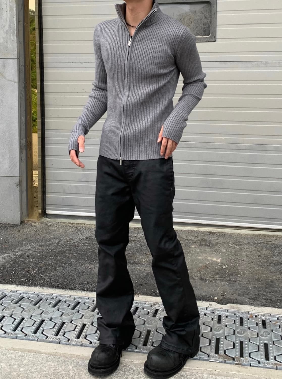 코팅 블랙 플레어 팬츠 상품이미지1