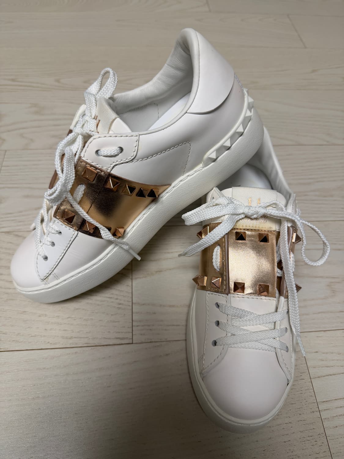 발렌티노 락스터드 화이트 스니커즈 신품급 중고 36  상품이미지1