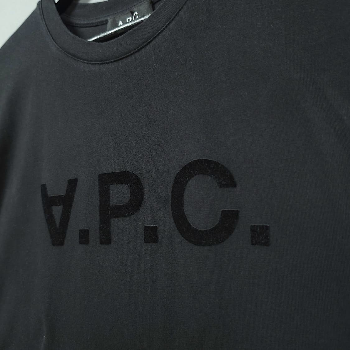[XL] 아페쎄(A.P.C) 블랙 V.P.C 벨벳 플록 로고 반팔티셔츠 상품이미지4