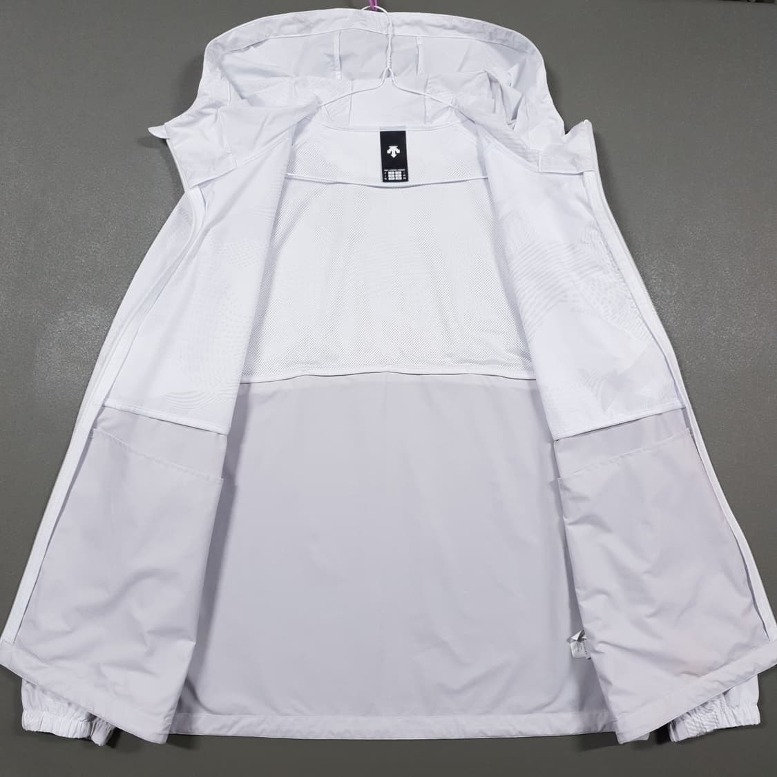 새제품급) 데상트 최신형 24ss 터프 우븐 후드형 투웨이 바람막이 XL 상품이미지6