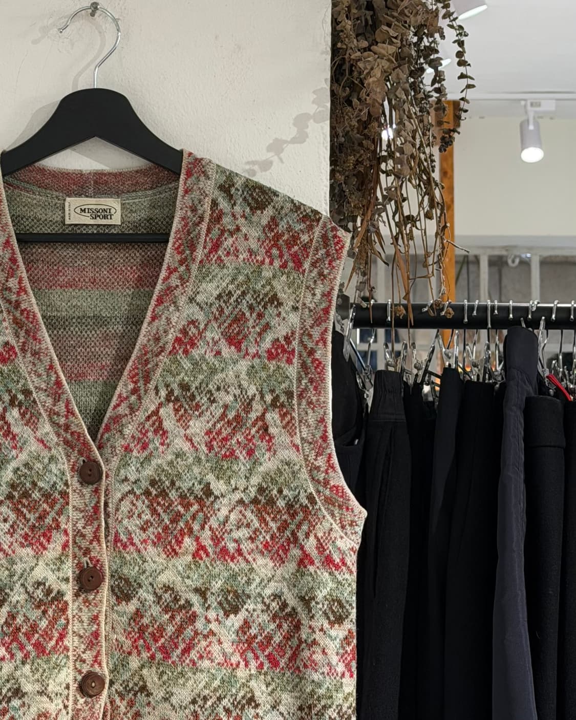미쏘니 스포츠 그린 레드 배색 페턴 브이넥 니트 베스트 상품이미지3