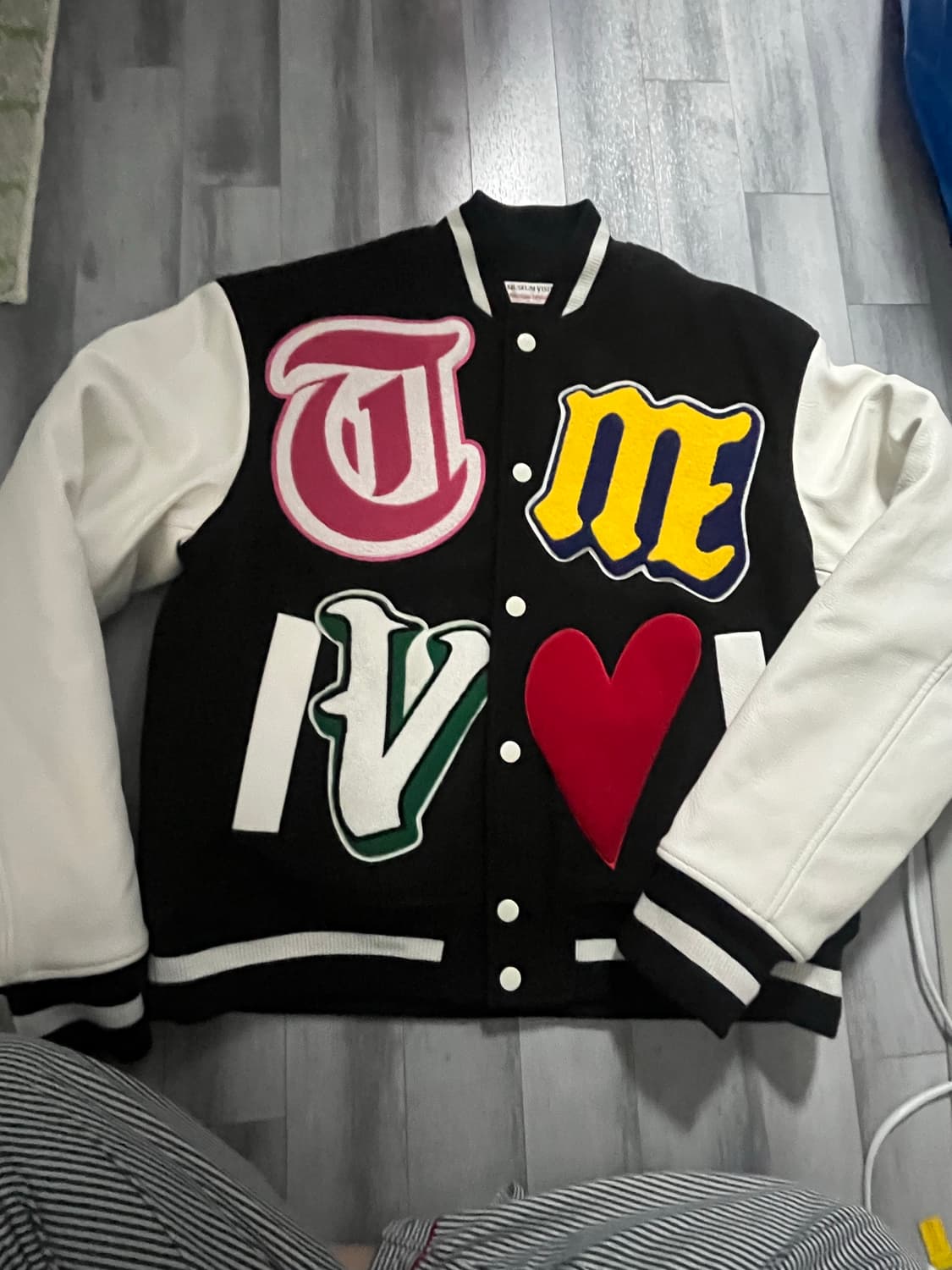 더뮤지엄비지터 바시티 상품이미지1