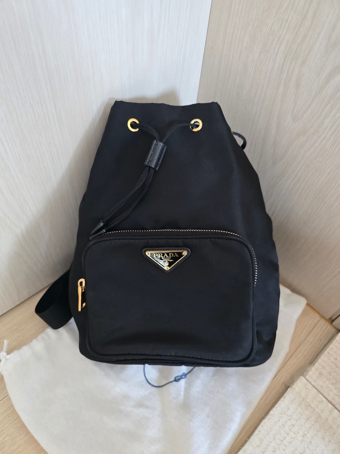 프라다 리나일론 버킷백 블랙 금장 상품이미지3