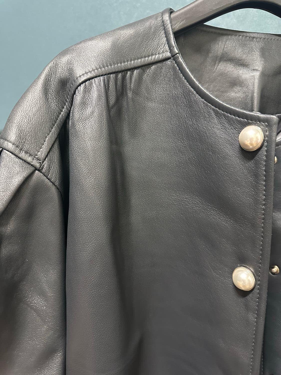 짙은 차콜 양가죽 진주단추 라운드넥 자켓 상품이미지1