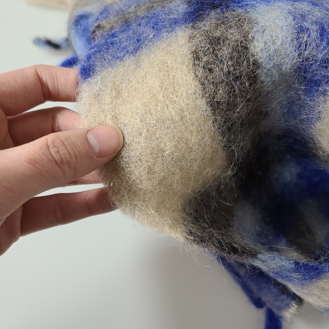 아크네 스튜디오 모헤어 타탄 머플러 일렉트릭 블루 베이지 OS 상품이미지5