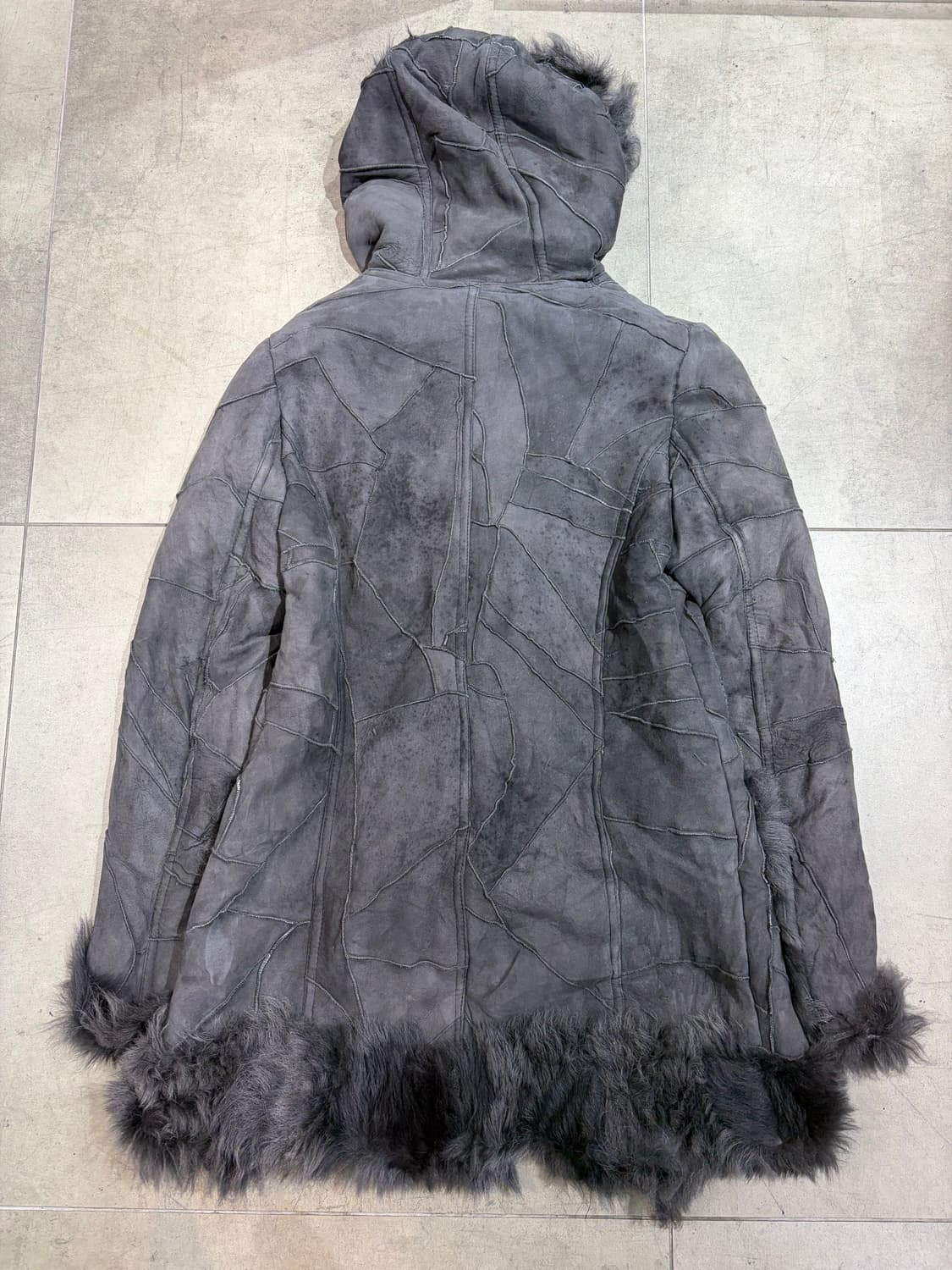 Zoee 갸루 차콜 퍼 무스탕 떡볶이 코트 상품이미지6