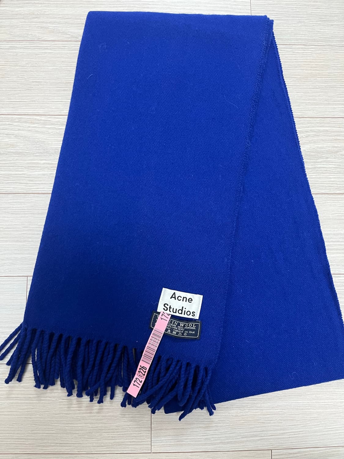 [아크네스튜디오] 수지 착용 로얄블루 상품이미지4