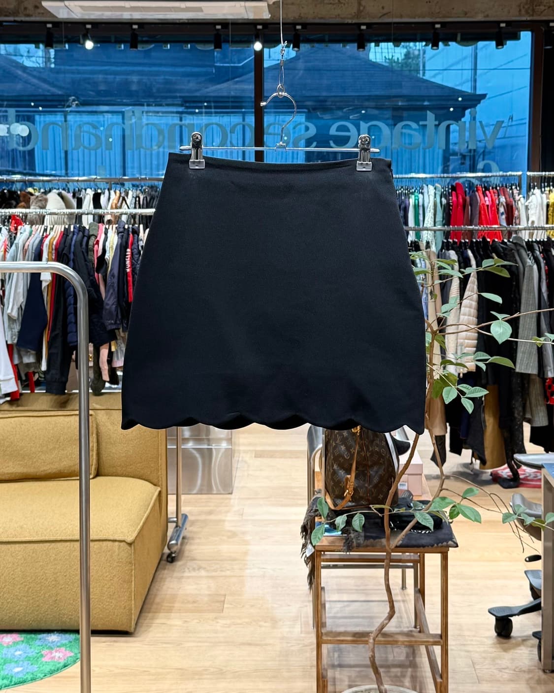 미우미우 블랙 스캘럽 미니스커트  상품이미지1