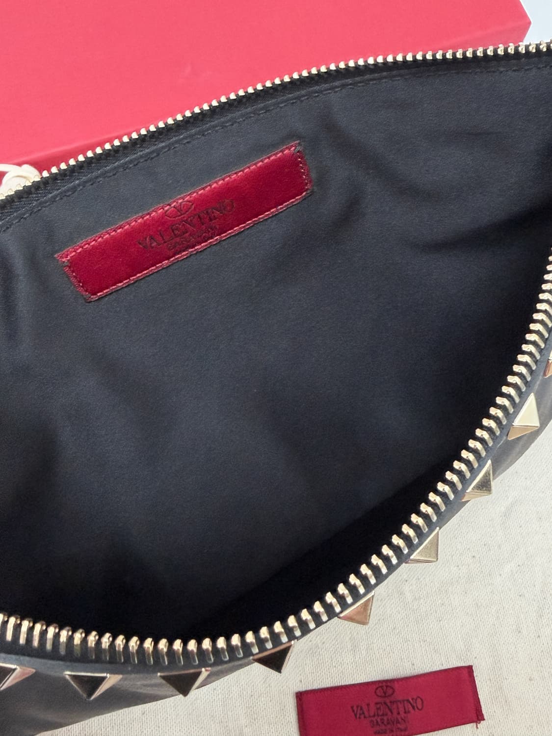 발렌티노 가라바니 락스터드 레더 클러치 상품이미지5