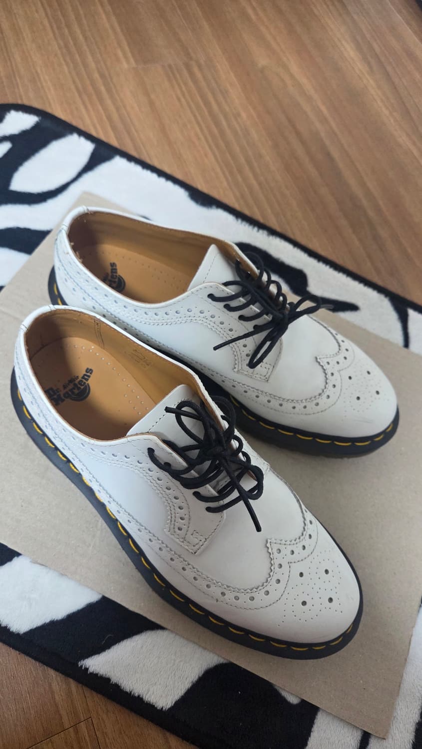 닥터마틴 윙팁 레더 화이트. 상품이미지1