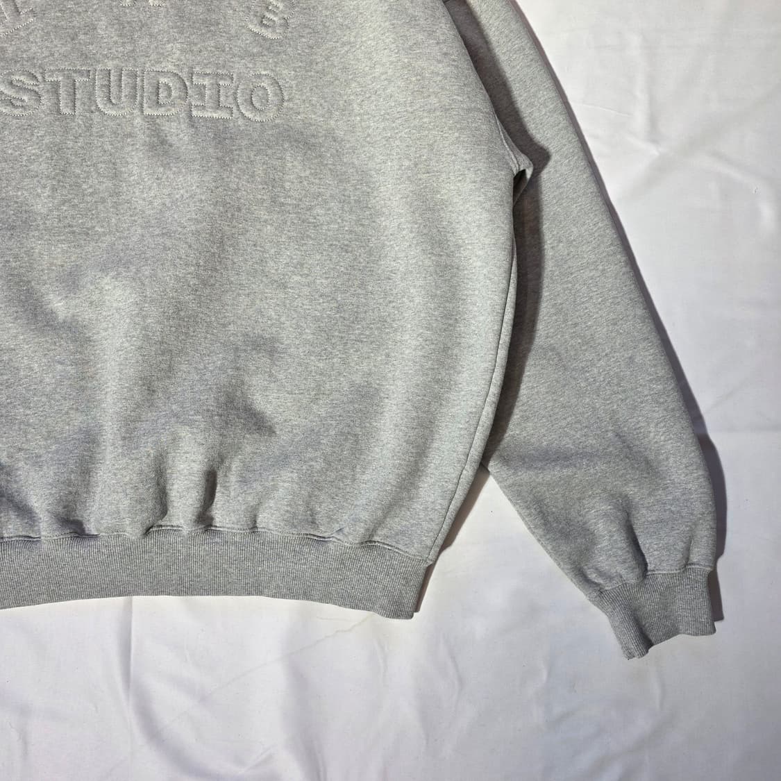 [2XL]아이앱 스튜디오 엠보스 스웻셔츠 상품이미지2