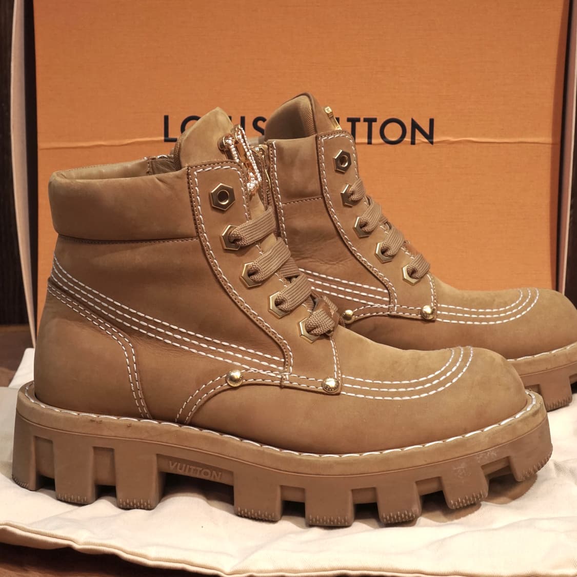 루이비통 퍼렐 런웨이 컬렉션 LV 체커 부츠 상품이미지5