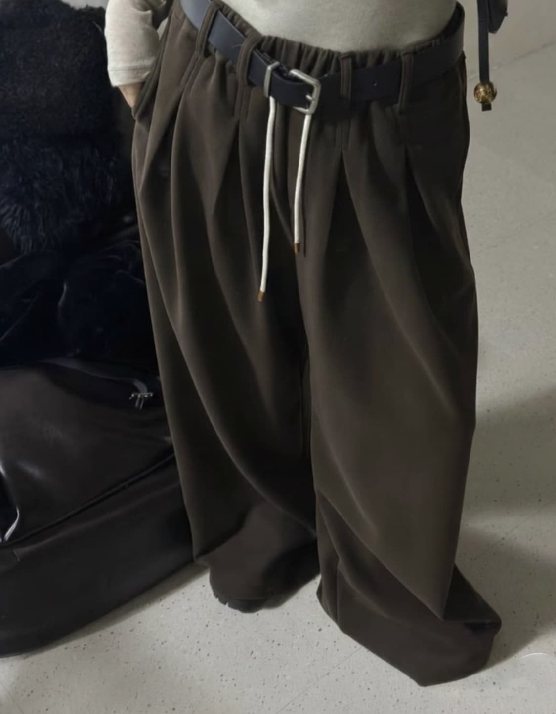 앳더앤드 콤마 와이드 슬랙스 딥브라운 딥브라운 아웃핏 상품이미지1