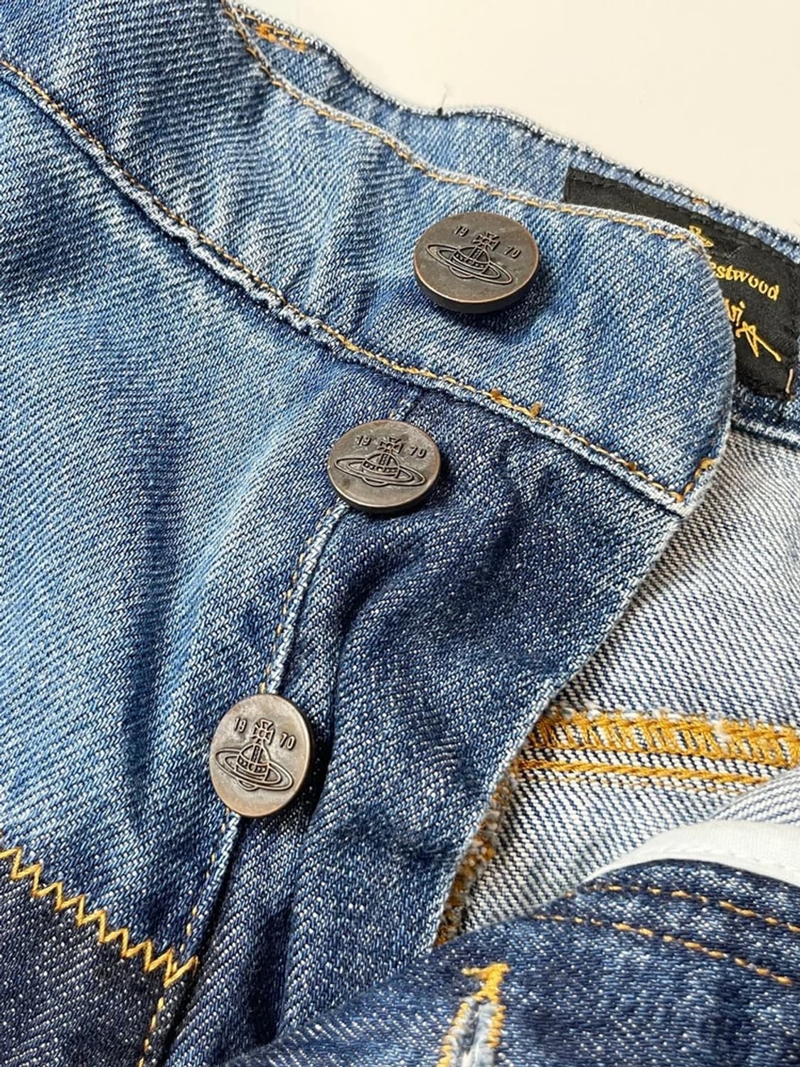 비비안웨스트우드 테이퍼드핏 배색 데님 팬츠 A1403 상품이미지3