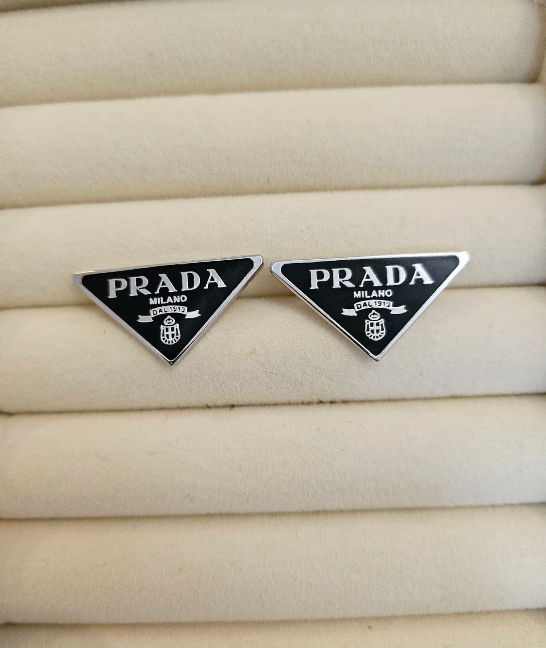 프라다 업사이클링 삼각로고 귀걸이 블랙 상품이미지1