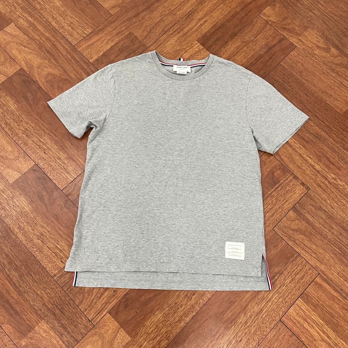 톰브라운 사이드 슬릿 반팔티 상품이미지1