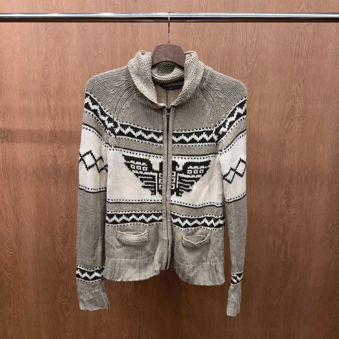 블루노트 니트 집업 가디건 이글 자카드 패턴 디테일 레귤러핏 베이지 상품이미지2